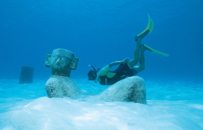 Diver sees a Mayan statue, Cozumel Watersports