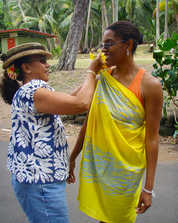 Jeanette Valentine receiving a Kihei from Kulia Peters, Molokai