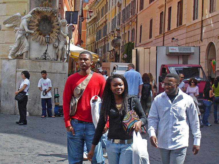 Shopprs at the Via Dei Condotti, Rome Attractions